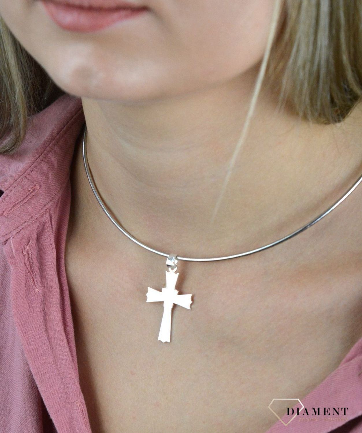 Srebrna zawieszka krzyżyk gładki DIA-ZAW-100223 ta-925.  Srebrny krzyżyk wykonany z próby 925. Piękny i kunsztownie wykonany srebrny krzyżyk z ciekawym zdobieniem w postaci graweru, co że zawieszka jest niezwykle uniwersalna.jpg